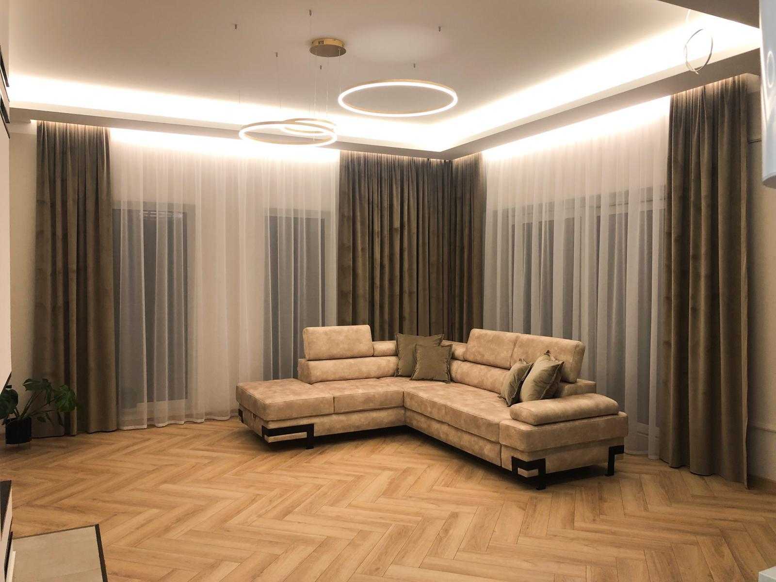 Zdjęcie zasłon w salonie wraz z firankami.