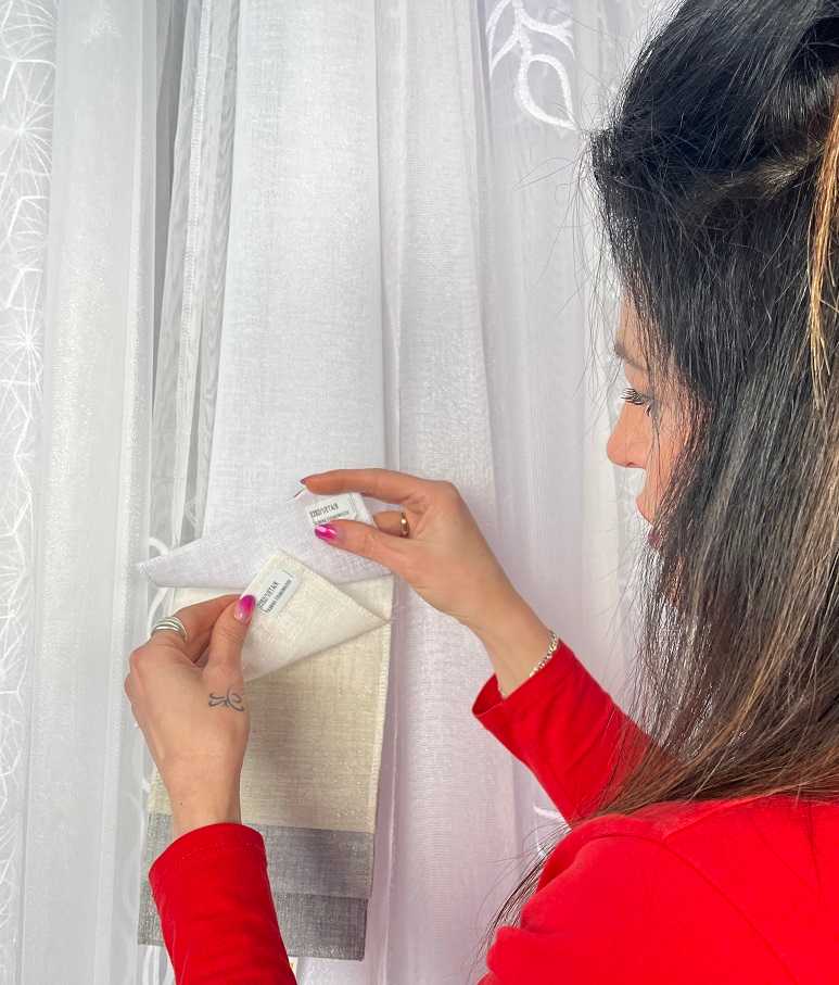 Zdjęcie z wystawy tkanin w sklepie stacjonarnym