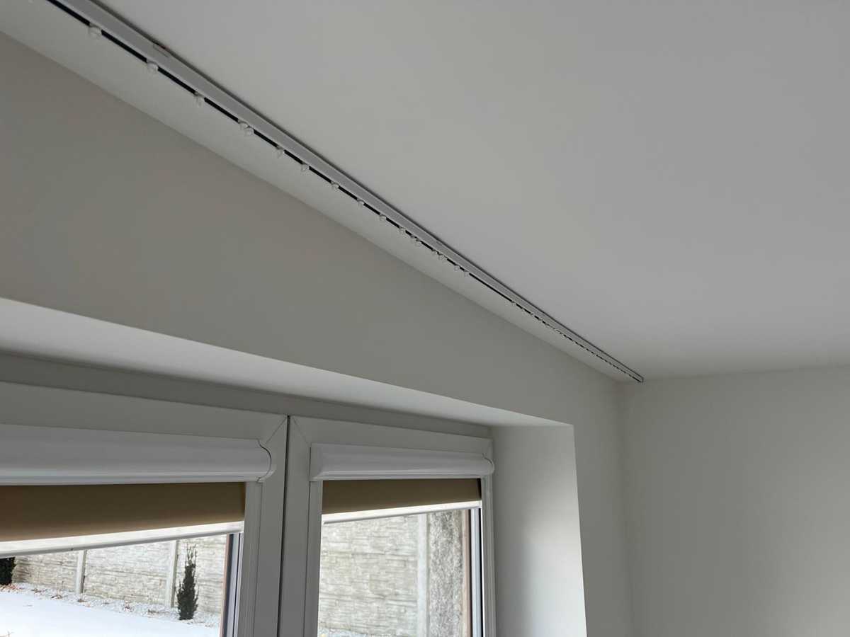 Zdjęcie szyna karnisz po montażu