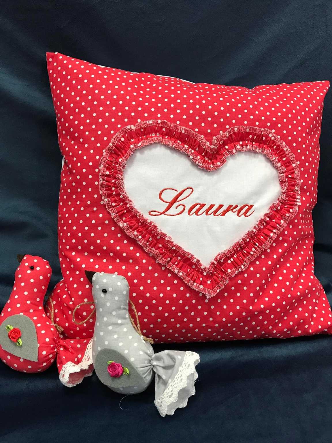 Zdjęcie poduszki z sercem i wyhaftowanym imieniem Laura