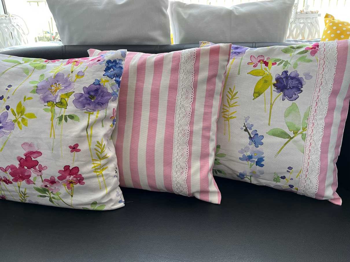 Zdjęcie kompletu poduszek w różowym odcieniu w kwiaty